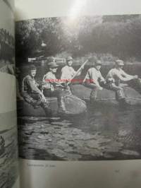 Vapautemme vartiossa. Kuvateos suojeluskuntajärjestöstä 1917-44 -National Guard in pictures