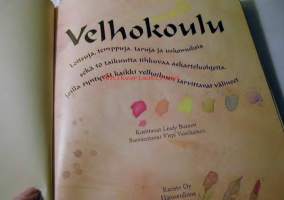 Velhokoulu - Loitsuja, temppuja, taruja ja uskomuksia sekä 50 taikuutta tihkuvaa askarteluohjetta
