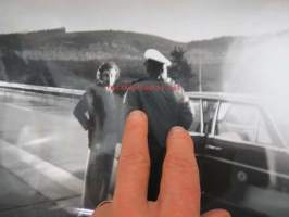 Valokuvaaja Kari Haavisto - &quot;Taunusten taistelu&quot; - valokuvasarja 14 kpl kolarista jossa kuvaaja itse osallisena suomalaisella Ford Taunus autollaan ja saksalainen