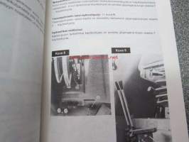 Massey Ferguson 290 / 290-4 traktori -käyttöohjekirja, lisäsivut nelivetomallia varten, varaosakuvasto -tractor instruction book