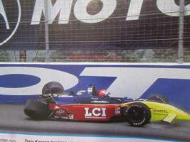 Vauhdin Maailma 1998 nr 12 -mm. Max Mosley Esa iloinen haastatteli FIA:N ykkösmiestä, Mika Häkkinen Kerkkitoute vai jäyhä suomalainen, MM-ralli Australia ja