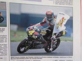 Vauhdin Maailma 1998 nr 12 -mm. Max Mosley Esa iloinen haastatteli FIA:N ykkösmiestä, Mika Häkkinen Kerkkitoute vai jäyhä suomalainen, MM-ralli Australia ja