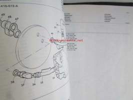 Massey-Ferguson MF 595 Parts Book -varaosaluettelo 4:llä eri kielellä.