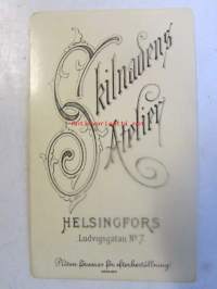 Apaattinen mummo, Skilnadens Atelier Helsinki/Helsingfors -visiittikortti valokuva