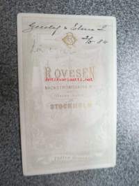 Gustaf och Elma Lönnegren 2.3.1884, atelier  R. Ovesen, Tukholma -visiittikorttivalokuva