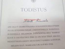 Todistus - Martti Kuusela on ollut osanottajana Sosiaalidemokraattisen puoluetoimikunnan järjestämillä toimitsijakurseeilla Helsingin Työväentalossa v. 1942 ja