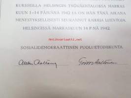 Todistus - Martti Kuusela on ollut osanottajana Sosiaalidemokraattisen puoluetoimikunnan järjestämillä toimitsijakurseeilla Helsingin Työväentalossa v. 1942 ja
