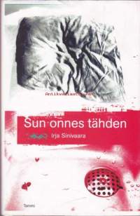 Sun onnes tähden, 2004. 2. painos.Irja Sinivaaran esikoisteos Sun onnes tähden on romaani, jonka voi lukea myös erillisinä novelleina. Lisäksi lukujen alut