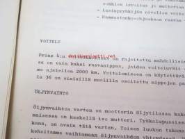 NSU / Helkama Oy:n maahantuomien autojen huoltotiedotuksia, myyntikurssi, varaosahinnasto yms. NSU-autojen maahantuontiin ja jälleenmyyntiin liittyvää, 4 cm nippu