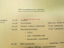 NSU / Helkama Oy:n maahantuomien autojen huoltotiedotuksia, myyntikurssi, varaosahinnasto yms. NSU-autojen maahantuontiin ja jälleenmyyntiin liittyvää, 4 cm nippu