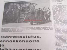 Koneviesti 1967 nr 24 -mm. Isäntäkoulutus ennakkohuolto ja leikkuupuimuri, Ennakohuoltoon tutustumassa, Agronomien maatilataloudellisilla neuvottelupäivillä