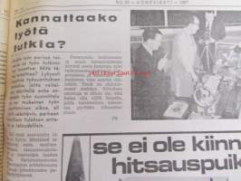Koneviesti 1967 nr 24 -mm. Isäntäkoulutus ennakkohuolto ja leikkuupuimuri, Ennakohuoltoon tutustumassa, Agronomien maatilataloudellisilla neuvottelupäivillä