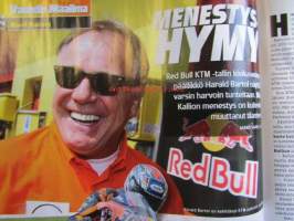 Vauhdin Maailma 2008 nr. 9 -mm. Makasiini. Kolumni Jume. Teema. Isojen poikien hiekkalaatikolla. Erakon elämää. F2 haastaa GP2:n. F1-aerodymaniikka.